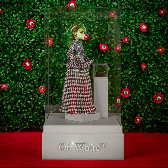 Off-White™ x Monster High® Harmonie Ghoul Doll - Picture 4 of 6